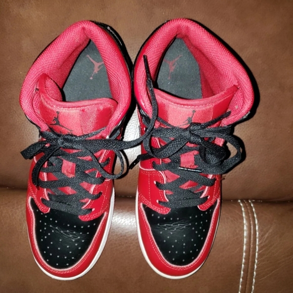 Nike Air Jordan 1 Mid Gym Red Banned Bred Shoes 554725-074 - Size 6Y - Picture 5 of 12